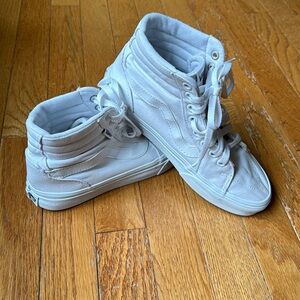 white sk8-hi vans shoe women’s 6
